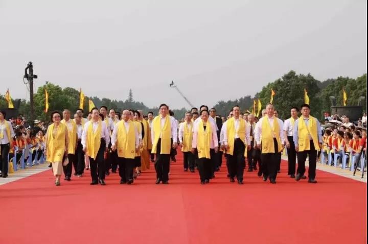 程力批量環(huán)衛(wèi)車(chē)助力“2018世界華人尋根節(jié)“環(huán)衛(wèi)清潔，為中國(guó)專(zhuān)汽之都增添榮耀受到社會(huì)各界廣泛贊譽(yù)